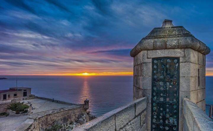 Charming Apartment In Alicante Near The Sea & City Center Eksteriør billede